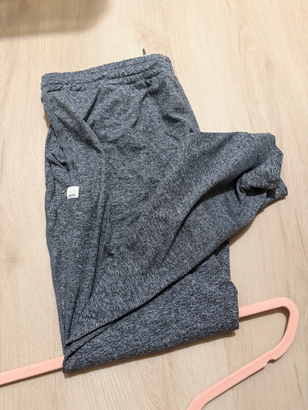 Vuori women’s Heather Charcoal Joggers